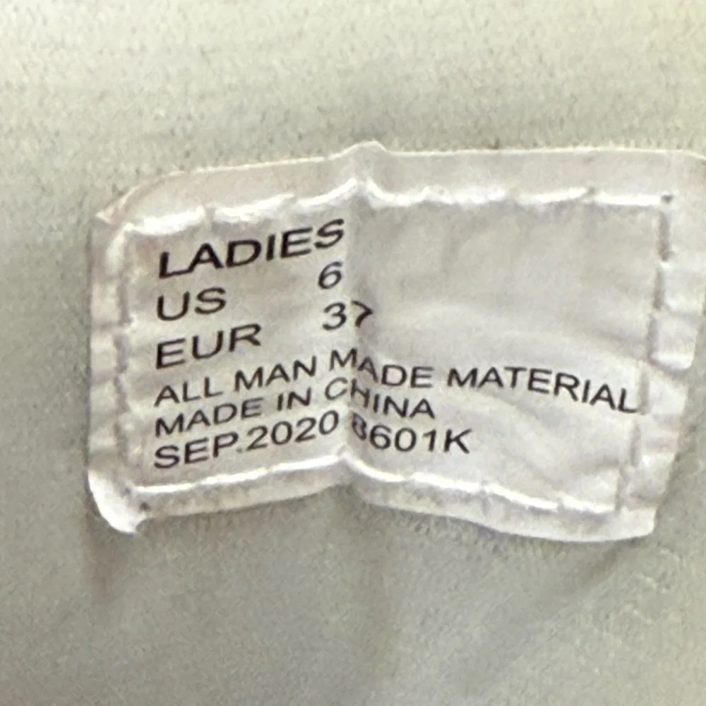 White Leather Quad Roller Skates with Pink Wheels - Picture 11 of 11